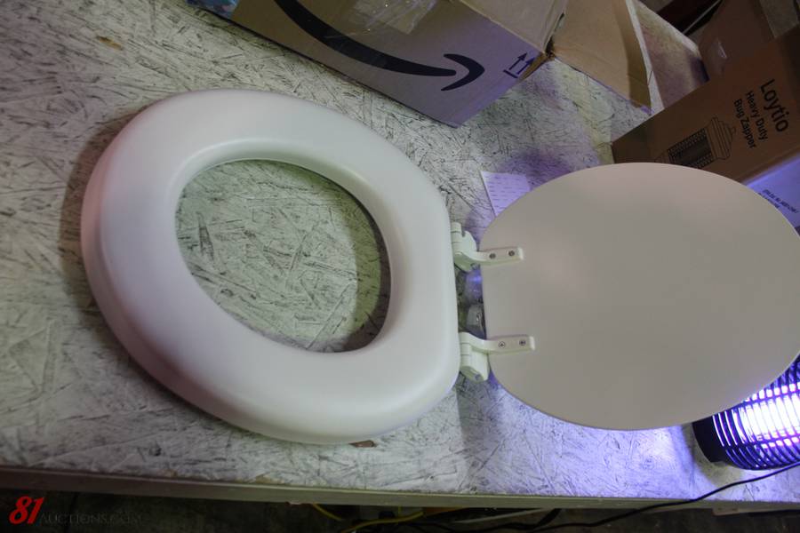 Padded with Wood Core MAYFAIR 13EC 000 Soft Toilet Seat Easily Removes ROUND White New